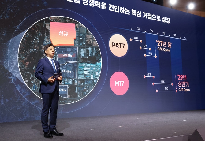 곽노정 SK하이닉스 대표가 2일 충남 아산시에서 이재명 대통령 주재로 열린 충청권 첨단산업 발전비전 국민보고회에서 투자계획을 발표하고 있다. 사진=연합뉴스