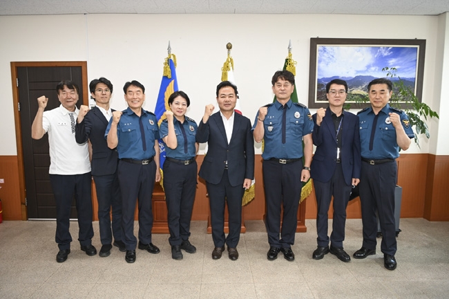김학홍 문경시장이 문경경찰서를 방문해 촘촘한 사회 안전망 구축을 위한 긴밀한 공조를 당부한후 단체 기념사진을 찍고 있다. 사진=문경시