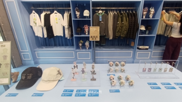 현장에서 구매할 수 있는 모자와 아크릴 스탠드, 캔뱃지, 키링의 모습. 사진=이원용 기자