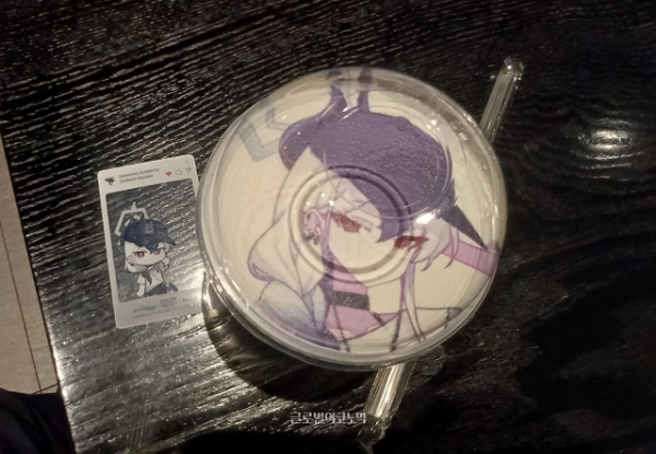 무신사 컬래버레이션을 기념한 카페 메모리얼의 테마 음료. 이런 아트에 어떻게 감히 빨대를 꽂을 수 있을까. 사진=이원용 기자
