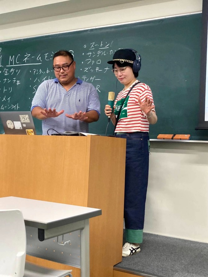 일본 릿쿄대학의 ‘세컨드 스테이지 칼리지’에서 열린 랩 수업에서 중장년층 수강생들과 청년 대학생들이 함께 자신들의 이야기를 랩으로 표현하고 있다. 특히 이날 수업은 재일교포 래퍼 후니(フニ)가 일일 강사로 초청되어 세대와 국경을 넘는 소통의 시간을 가졌다. 초고령사회 일본에서 평생학습은 이처럼 은퇴 이후 새로운 역할을 배우고, 축적된 경험을 다음 세대와 나누며 사회와 다시 연결되는 핵심적인 사회 기반으로 작용하고 있다. 사진=신현정 중부대 교수