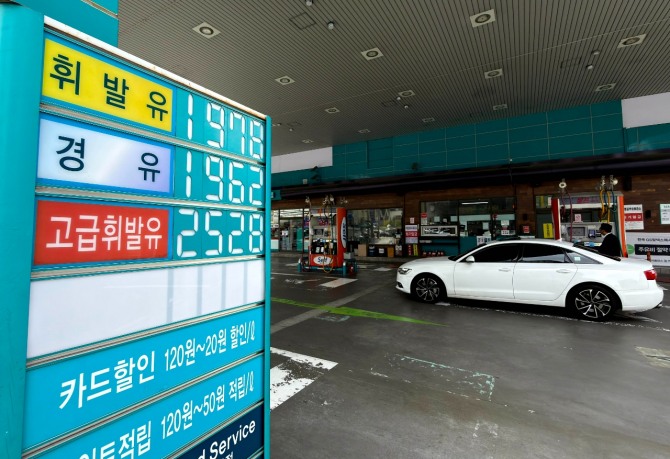 기름값 7주 연속 <b>하락</b>…<b>휘발유</b> 1952원·경유 1942원