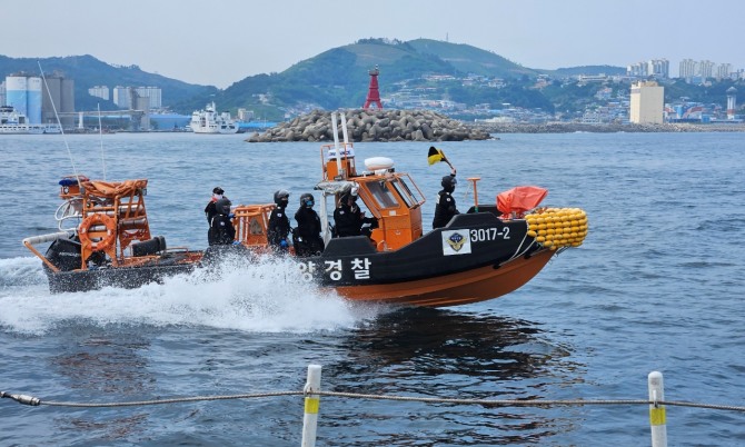 동해지방해양경찰청이 3일 동해해양경찰서 전용부두와 인근 해상에서 '2026년 고속단정 운용역량 경연대회'를 열고 경비함정 단정요원들의 실전 대응능력과 고속단정 운용 역량을 점검하고 있다.사진=동해해경