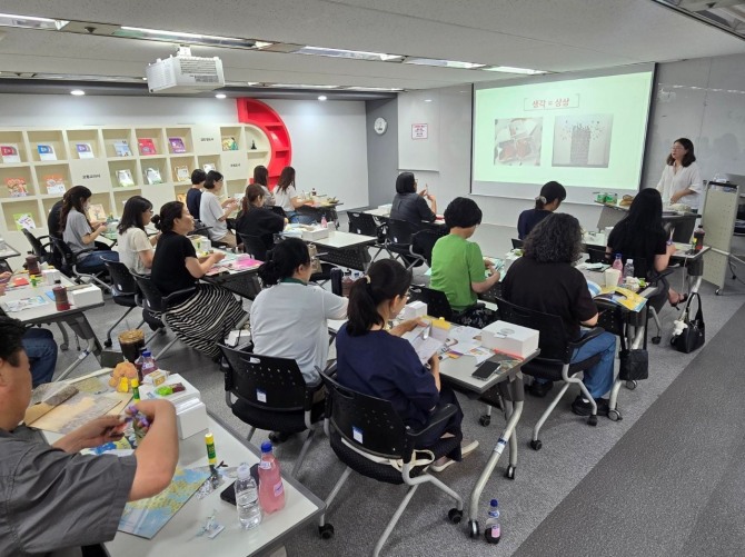 지난 4일 열린 동아출판 ‘두클래스 윗 미’ 그림책편 세미나에서 참가 교사들이 업사이클링 팝업 북 수업 활동을 실습하고 있다. 사진=동아출판