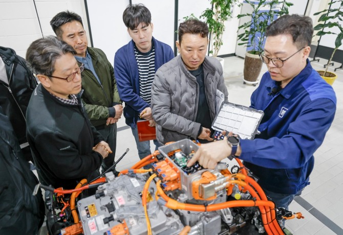 한국지엠 정비사들이 전기차 배터리 기술 교육을 받고 있다. 사진=한국지엠