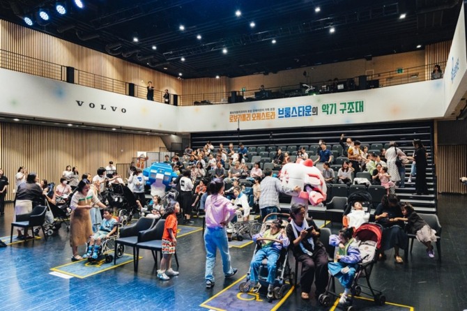 볼보자동차코리아가 푸르메재단과 서울 서대문구 모두예술극장에서 장애 어린이 가족들을 위한 '로보카폴리 오케스트라: 브룸스타운의 악기 구조대' 공연을 성료했다. 사진=볼보자동차코리아