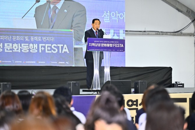 9일 시상식에서 이병선 속초문화관광재단 이사장(속초시장)이 인사말을 하고 있다. 사진=속초시