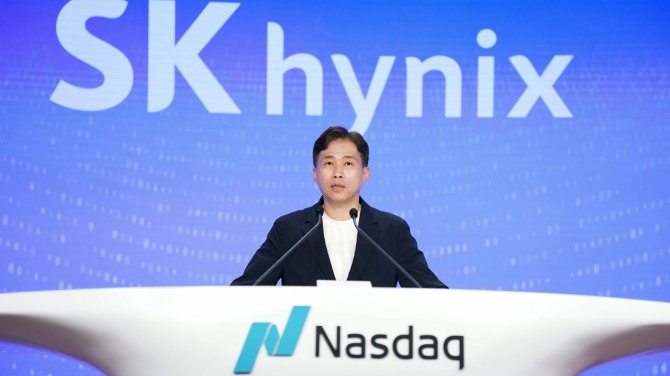 나스닥 ‘오프닝 벨’ 행사에서 AI 메모리 비전에 대해 발표하고 있는 곽노정 SK하이닉스 CEO가 발언하고 있다. 사진=SK하이닉스