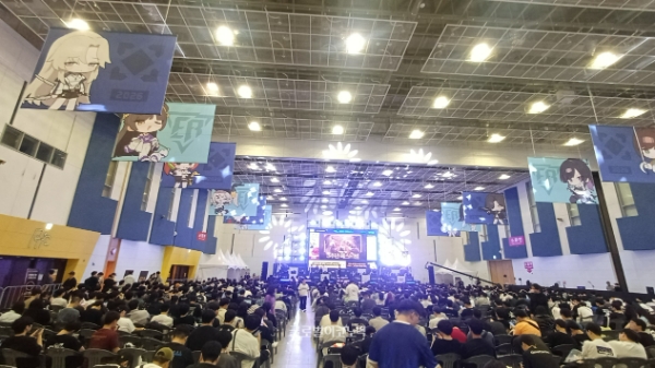 e스포츠 경기가 열리는 대전컨베션센터 제1전시장 무대 전경. 사진=이원용 기자