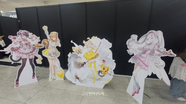 3주년 페스티벌 모델 캐릭터들의 입간판으로 꾸며진 포토존. 사진=이원용 기자