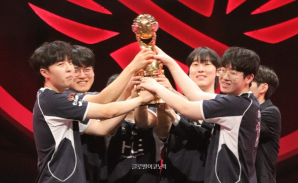 한화생명 e스포츠 리그 오브 레전드(LOL) 팀 선수들이 2026 미드 시즌 인비테이셔널(MSI) 우승을 확정지은 후 트로피 세리머니를 하고 있다. 사진=이원용 기자
