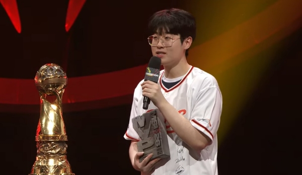 '제우스' 최우제 선수가 2026 MSI 결승전 MVP로 선정된 후 소감을 말하고 있다. 사진=라이엇 게임즈