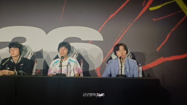 2026 미드 시즌 인비테이셔널(MSI) 결승전에서 한화생명 e스포츠를 상대로 세트 스코어 2:3으로 패배한 빌리빌리 게이밍(BLG)의 양대인 감독이 경기 직후 기자회견에서 패배 원인에 대한 질문에 답변하고 있다. 사진=이원용 기자