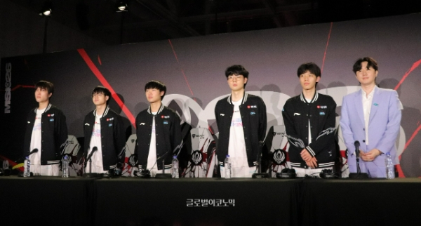 BLG 선수와 감독들이 MSI 결승전 직후 기자회견에서 기념 촬영을 하고 있다. 왼쪽부터 '빈' 천쩌빈, '쉰' 펑리쉰, '나이트' 줘딩, '바이퍼' 박도현, '온' 러윈쥔 선수와 양대인 감독. 사진=이원용 기자