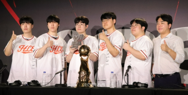 2026 MSI에서 우승한 한화생명 e스포츠 선수들과 감독이 기자회견 직후 기념 촬영을 하고 있다. 왼쪽부터 '카나비' 서진혁, '제카' 김건우, '제우스' 최우제, '구마유시' 이민형, '딜라이트' 유환중 선수와 윤성영 감독. 사진=이원용 기자