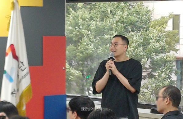 한국게임정책학회와 게임기자단이 7월 14일, 'AI 시대의 게임산업'을 주제로 세미나를 열었다. 나규봉 엔씨에이아이 바르코사업팀장이 연사로서 발표를 하고 있다. 사진=이원용 기자