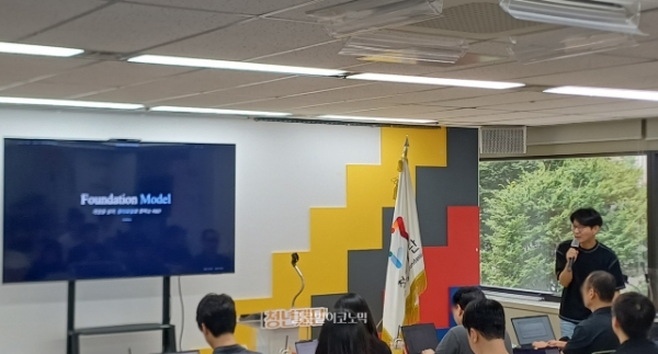 성준식 크래프톤 AI 포 게임 R&D실장이 세미나 연사를 맡아 크래프톤의 AI 활용 사례를 소개하고 있다. 사진=이원용 기자