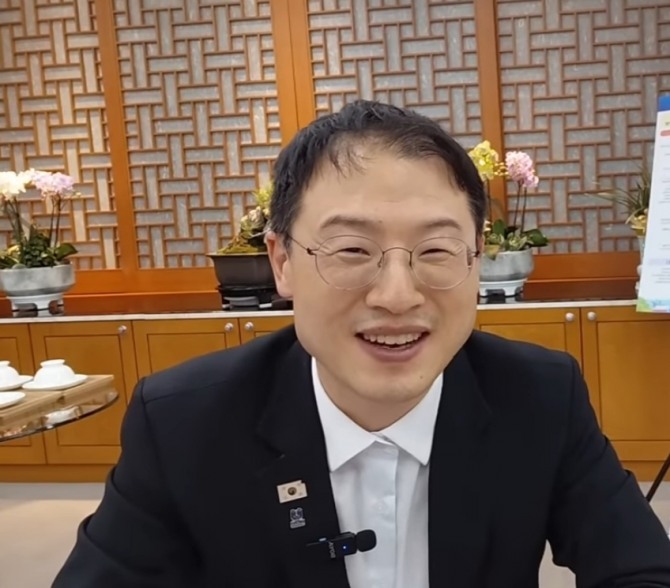 김상욱 울산시장이 지난 7일 유튜브 채널 ‘김상욱TV’에서 울산시청 광장 논의 관리와 철거 비용에 대해 설명하고 있다. 사진=김상욱TV 유튜브 갈무리