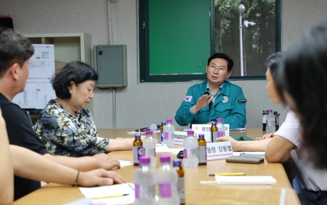 이상일 용인특례시장이 지난 14일 상현동 광교포레듀엔 아파트를 찾아 주민들의 민원 사항을 청취하고 있다. 사진=용인특례시