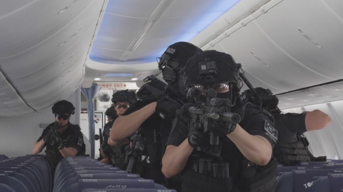 경찰특공대원들이 15일 인천국제공항 내 이스타항공 항공기에서 ‘항공기 테러 대응 합동 훈련’을 진행하고 있다. 사진=이스타항공