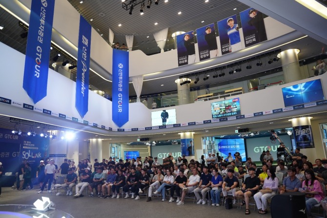시상식에 모인 갤러리들. 사진=글로벌이코노믹