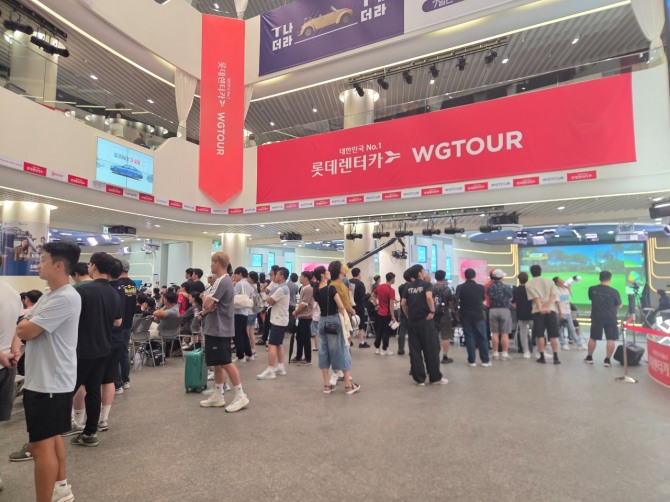 롯데렌터카 WG투어를 관람하러온 갤러리들. 사진=글로벌이코노믹