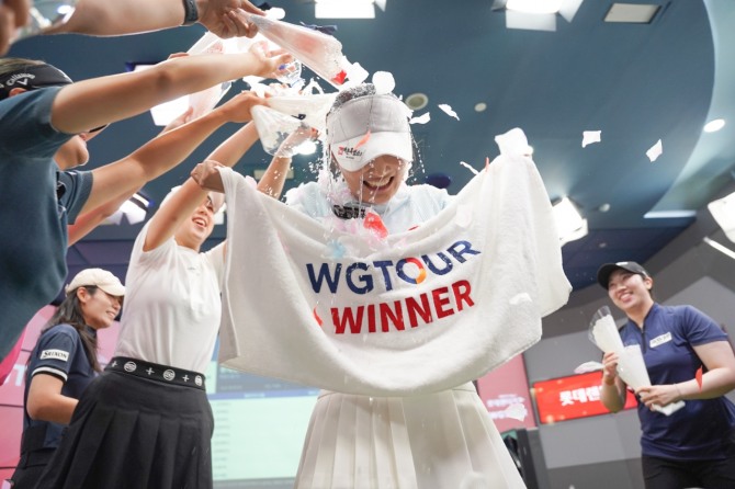 동료들로부터 우승 축하세례를 받는 이진경. 사진=골프존