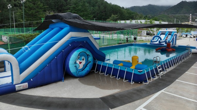 영풍 석포제련소가 경북 봉화군 석포면에 마련한 '2026년 하계 어린이 수영장' 전경. 사진=영풍