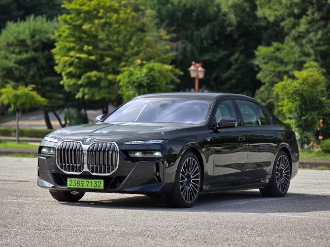 [시승기] "럭셔리 전기 세단의 완벽한 해답"...'BMW i7 xDrive60 인디비주...