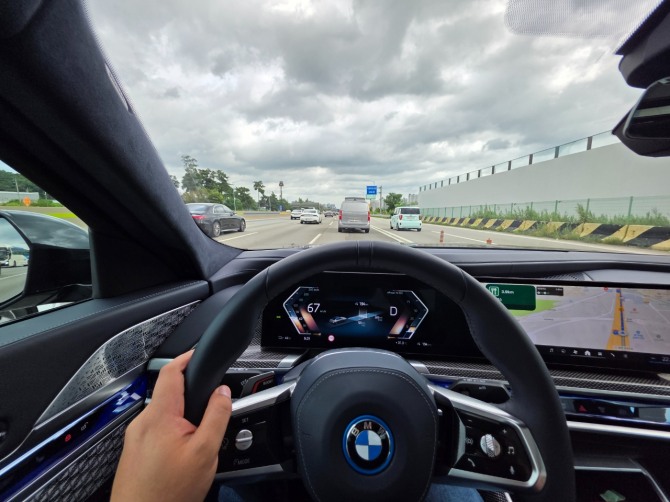 BMW i7 xDrive60 MSP 인디비주얼 마누팍투어. 사진=최태인 기자