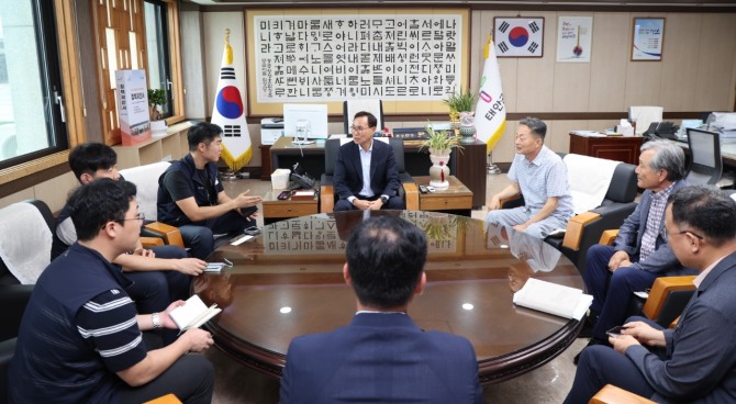 21일 윤희신 태안군수(가운데)가 서부발전 노조 측의 교육 의료 등 정주여건 개선 의견을 듣고 있다. 사진=태안군 
