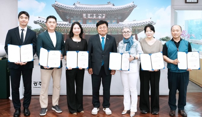 박관열 광주시장(가운데)이 지난 22일 공동주택관리 분쟁조정위원 6명을 위촉했다. 사진=광주시