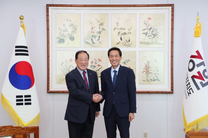 악수를 나누는 우상호 강원도지사와 이병선 속초시장. 사진=속초시