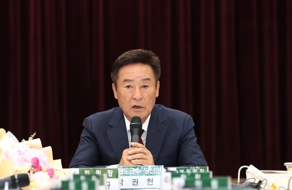 박권현 청도군수 당선인이 지난 6월 29일 인수위원회 최종보고회에서 청도 자연드림파크의 민간투자 이행과 대체 기업 유치 가능성을 따져 묻고 있다. 사진=청도군