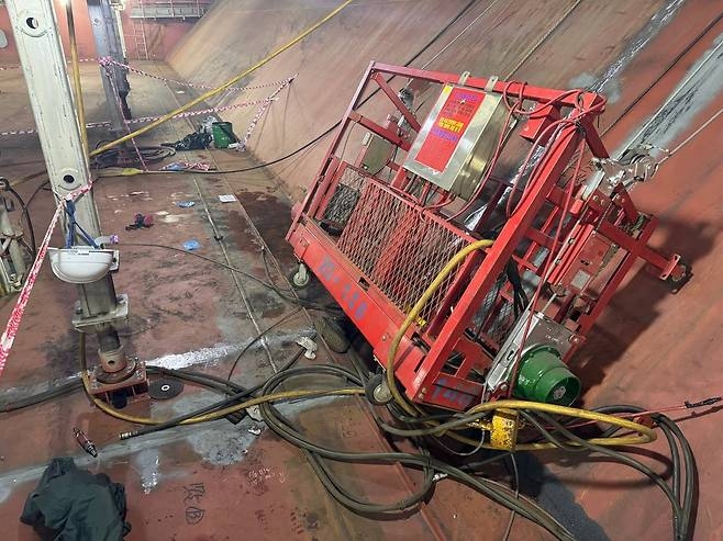 지난 18일 HD현대중공업 울산조선소 LNG운반선 화물창에서 협력업체 노동자의 끼임 사고가 발생한 곤돌라. 노조는 이동 반경에 구조물이 추가됐지만 위험성 평가가 이뤄지지 않았다고 주장했다. 사진=금속노조 현대중공업지부/연합뉴스
