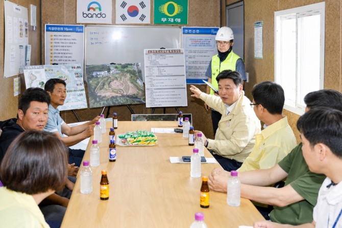 성수석 이천시장(오른쪽 줄 맨 앞)이 지난 28일 소고리 도시생태축 복원사업 현장을 찾아 공정 중간 점검을 하고 있다. 사진=이천시