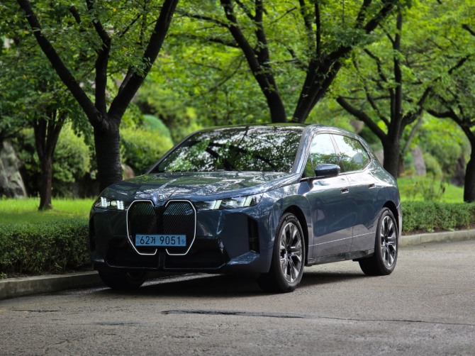 [시승기] 퍼포먼스와 안락한 승차감의 완벽한 조화...'BMW iX xDrive45'