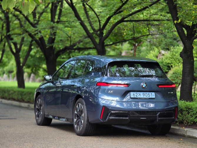 BMW 'iX xDrive45'. 사진=최태인 기자