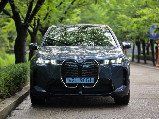 BMW 'iX xDrive45'. 사진=최태인 기자