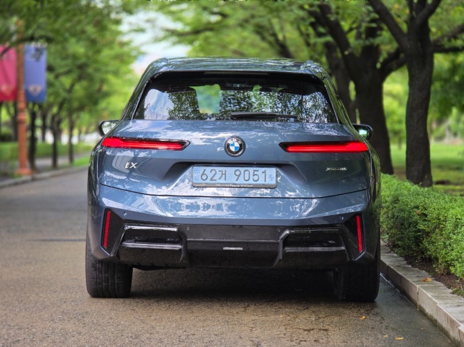 BMW 'iX xDrive45'. 사진=최태인 기자