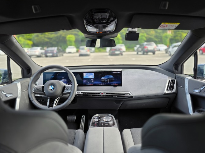 BMW 'iX xDrive45'. 사진=최태인 기자