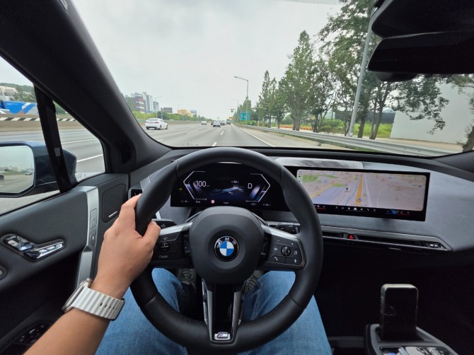 BMW 'iX xDrive45'. 사진=최태인 기자