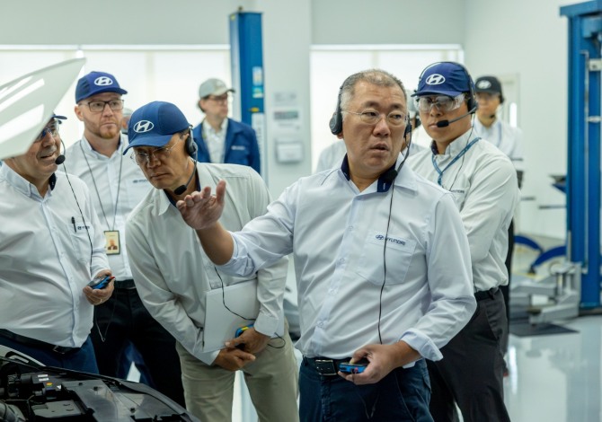 정의선 회장이 현대차 브라질공장 임직원들과 차량 품평을 진행하고 있다. 사진=현대차그룹