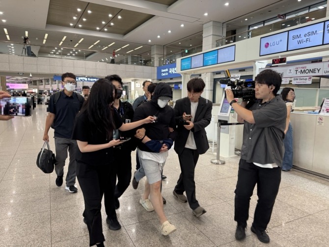 해외에 거점을 두고 5000억원대 불법 도박사이트를 운영한 총책 A씨가 지난 4일 인천국제공항을 통해 국내로 송환되고 있다. 사진=경기북부경찰청