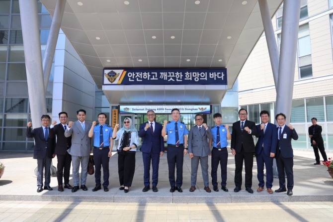 체쳅 헤라완 주한 인도네시아대사와 이종욱 동해지방해양경찰청장 직무대리를 비롯한 양 기관 관계자들이 31일 동해해경청 앞에서 외국인 선원의 안전과 인권 보호를 위한 협력을 다짐하며 기념촬영을 하고 있다. 사진=동해지방해양경찰청