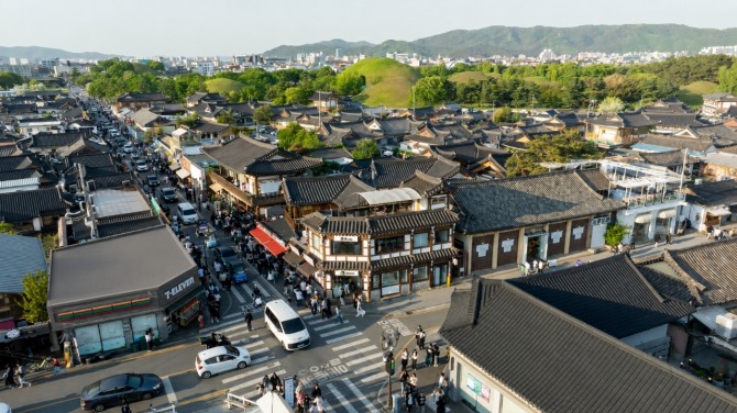 경주 황리단길의 한옥 상권과 대릉원 일대가 어우러진 전경. 경주시는 글로벌 관광특구 조성을 통해 외국인 관광객이 오래 머무는 체류형 관광도시로 도약할 계획이다. 사진=경주시