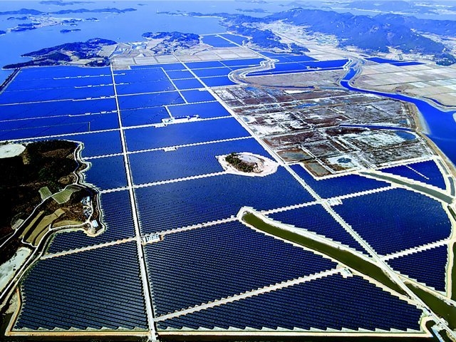 전남 신안군 안좌도에 조성된 96MW 규모의 태양광발전소. 신안군은 2021년 안좌도와 자라도에서 첫 햇빛연금을 지급한 뒤 발전소가 들어선 지역을 중심으로 배당 범위를 넓혀왔다. 사진=신안군