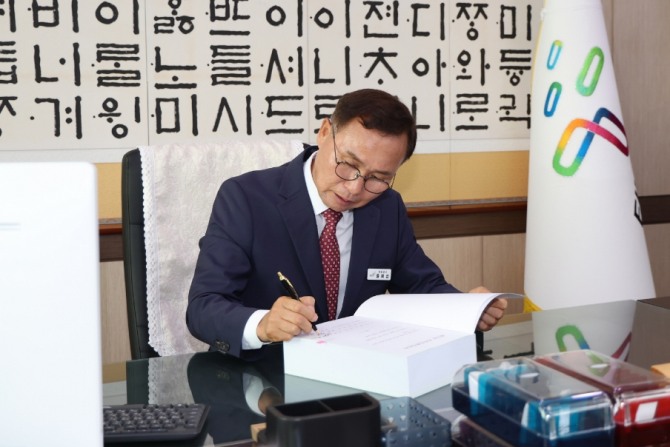 윤희신 군수 취임 결재 1호는 '세일즈 기획단'이었다. 기업 투자 유치에 전력을 기울인다는 방침이다. 사진=태안군 