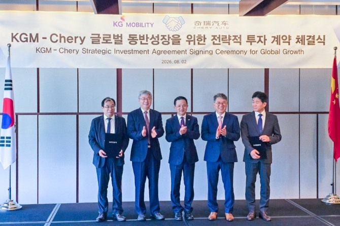 그랜드 하얏트에서 지난 2일 열린 'KGM–체리자동차 글로벌 동반성장을 위한 전략적 투자 계약 체결식'에서 계약서 서명 후 장귀빙 체리자동차 사장(왼쪽부터), 인퉁웨 체리자동차 회장, 다이빙 주한중국대사, 곽재선 KGM 회장, 황기영 KGM 대표이사가 기념촬영을 하고 있다. 사진=글로벌이코노믹