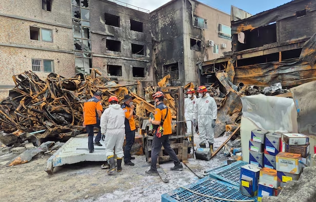 4일 울산 남구 삼산동 페인트 자재창고 화재 현장에서 관계기관 합동감식반이 잔해와 연소 흔적을 살펴보고 있다. 감식반은 지게차 작업과 발화의 연관성, 창고에 보관됐던 인화성 물질의 종류와 수량을 확인하고 있다. 사진=뉴스1